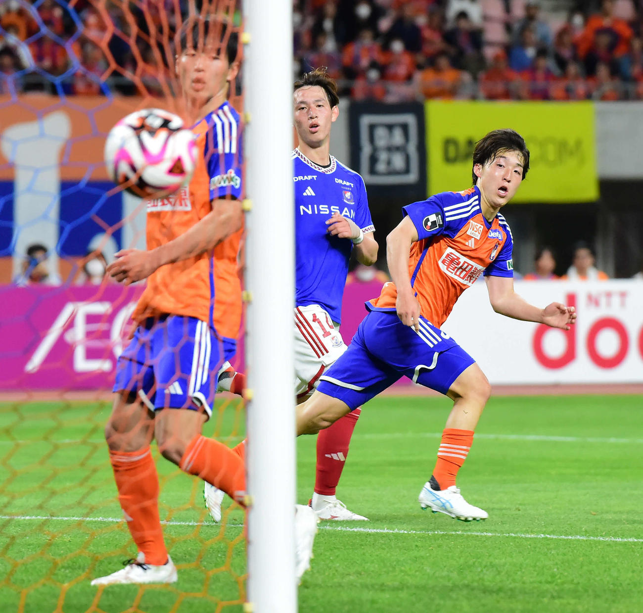 新潟対横浜　後半、ゴールを決めた新潟奥村（右）（2024年5月15日撮影）