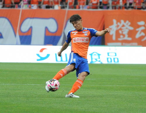 新潟対川崎F　前半、ミドルシュートを放つ新潟秋山（撮影・小林忠）