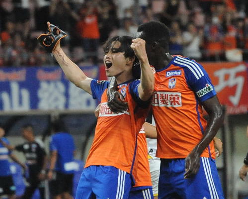 先制点を決め、フェースガードを取って喜ぶ新潟宮本（左）（2024年8月7日撮影）