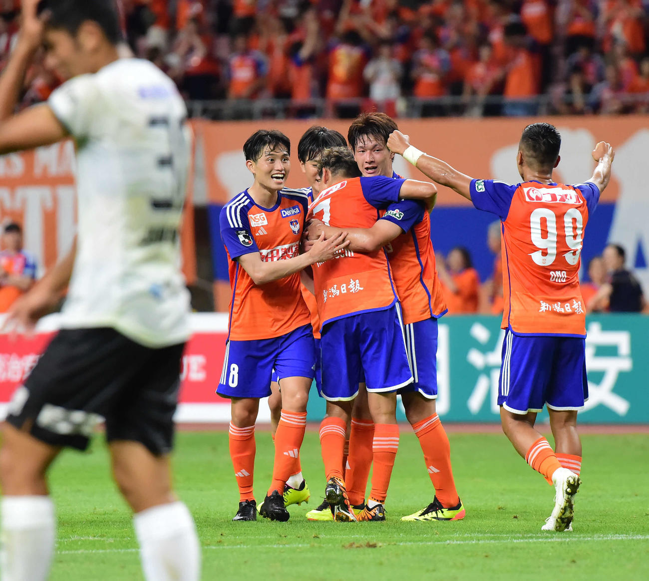 新潟対湘南　前半、長倉（右から2人目）のゴールで歓喜する新潟イレブン（撮影・大島享也）