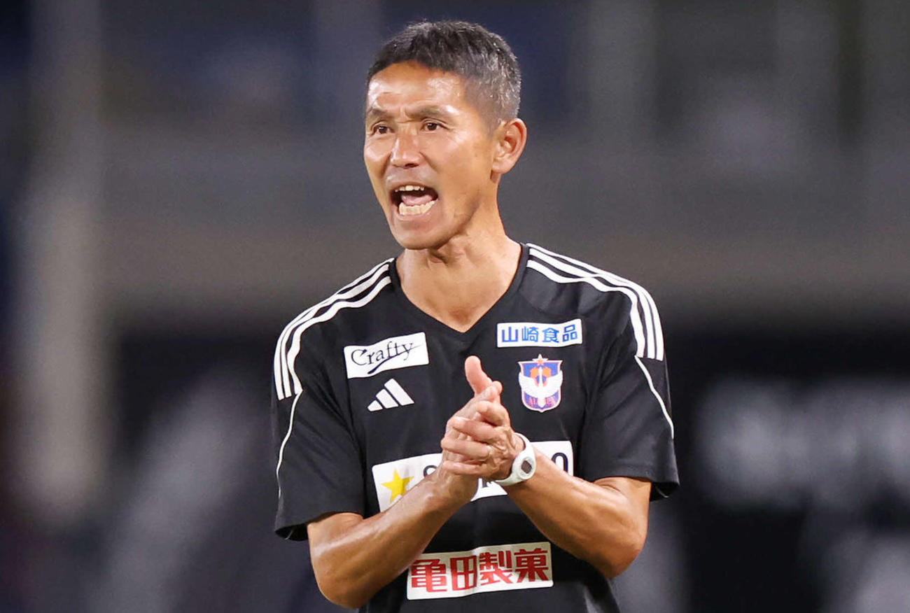 選手たちを鼓舞する新潟松橋監督（2024年9月8日撮影）
