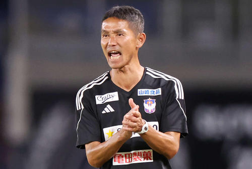 選手たちを鼓舞する新潟松橋監督（2024年9月8日撮影）