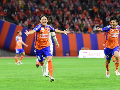 新潟対川崎F　後半、ゴールを決め笑顔で駆け出す新潟星（左）（撮影・大島享也）