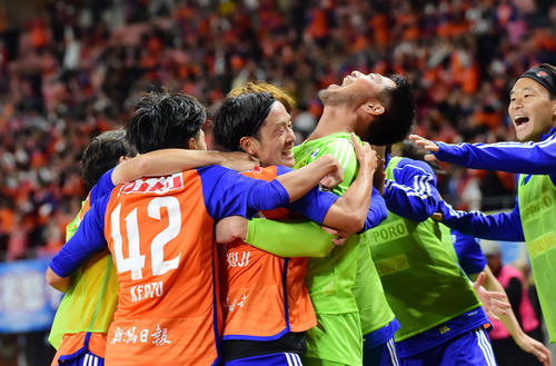 新潟対川崎F　後半、新潟星（中央）のゴールで歓喜する新潟の選手たち（撮影・大島享也）