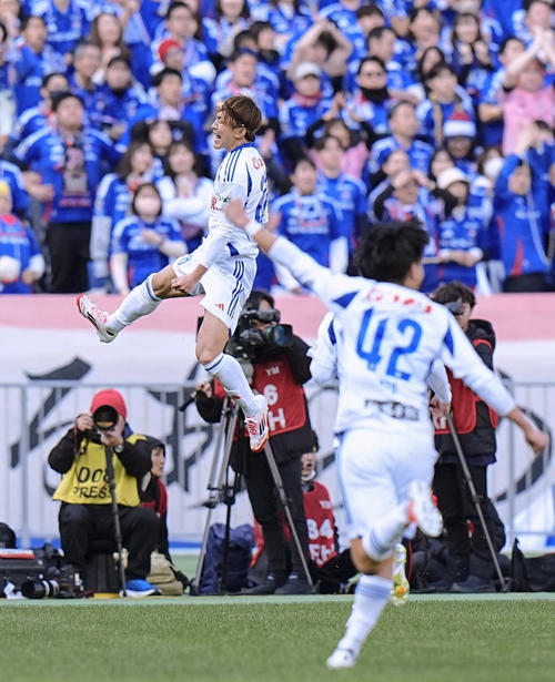 横浜M―新潟　前半、先制ゴールを決め、跳び上がって喜ぶ新潟・太田＝日産スタジアム(共同)