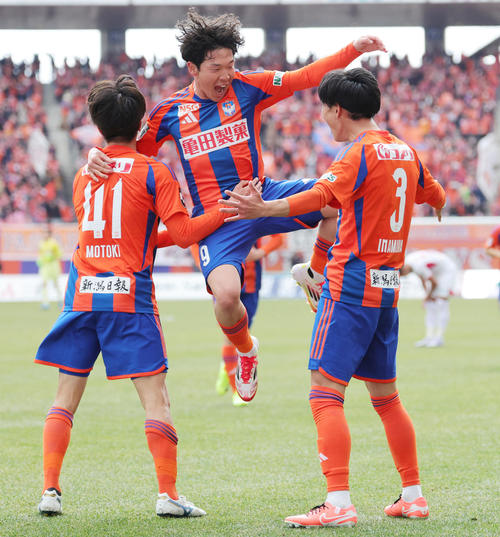新潟対C大阪　前半、先制ゴールを喜ぶ矢村（中央）ら（撮影・野上伸悟）