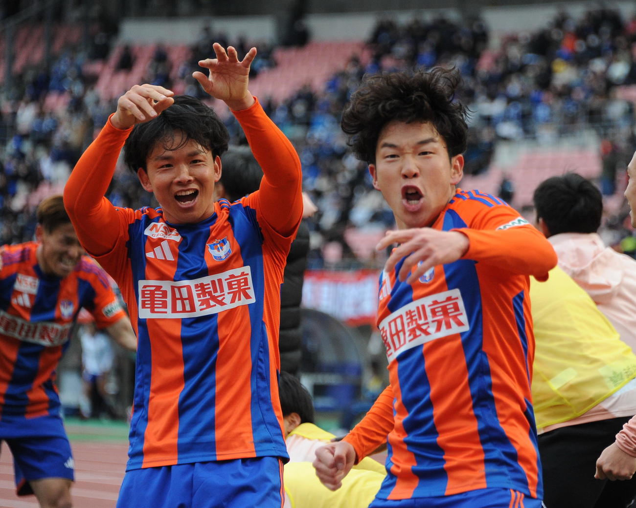 2－2の後半37分に勝ち越しゴールを奪い、雄たけびを上げる新潟・矢村（右）（撮影・小林忠）