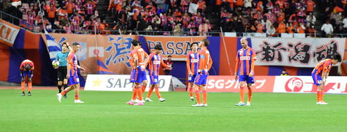 開幕8戦未勝利となり、ガックリと肩を落とす新潟の選手たち（撮影・小林忠）