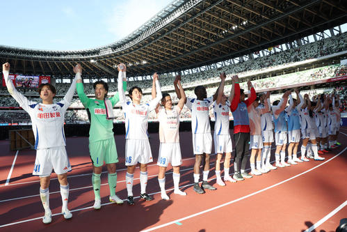 神戸対新潟　今季初勝利を挙げ喜ぶ新潟長谷川（左端）ら選手たち（撮影・宮地輝）