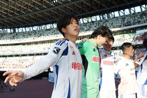 神戸対新潟　今季初勝利を挙げ喜ぶ新潟長谷川（左）ら選手たち（撮影・宮地輝）