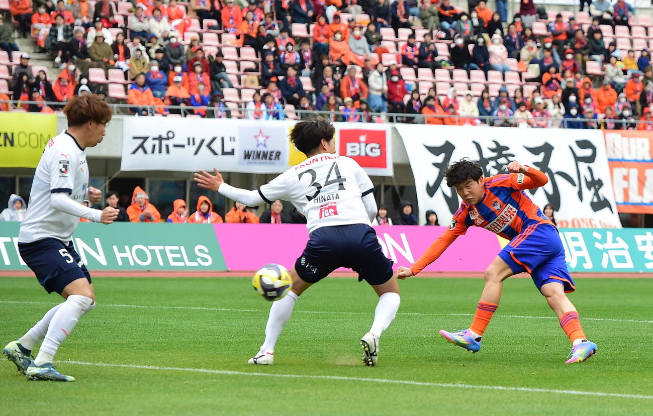 新潟対横浜FC　後半45分、新潟・矢村（右）が左足ボレーを決めるもハンドの判定でノーゴール（撮影・小林忠）
