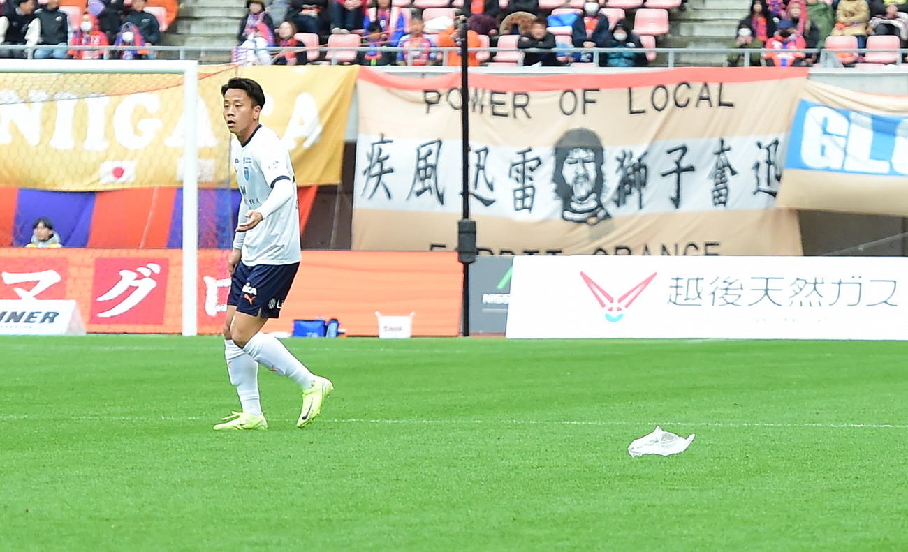 新潟対横浜FC　強風の影響で観客席からピッチに乱入したゴミ袋（撮影・小林忠）