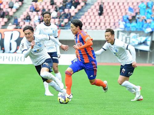 新潟対横浜FC　後半、ドリブルで相手を置き去りにする新潟・星（右から2人目）（撮影・小林忠）