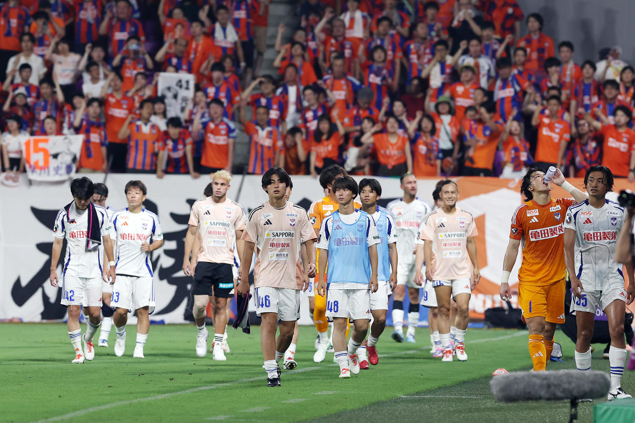 京都に敗れ、悔しそうに引き揚げる新潟の選手たち（撮影・前田充）