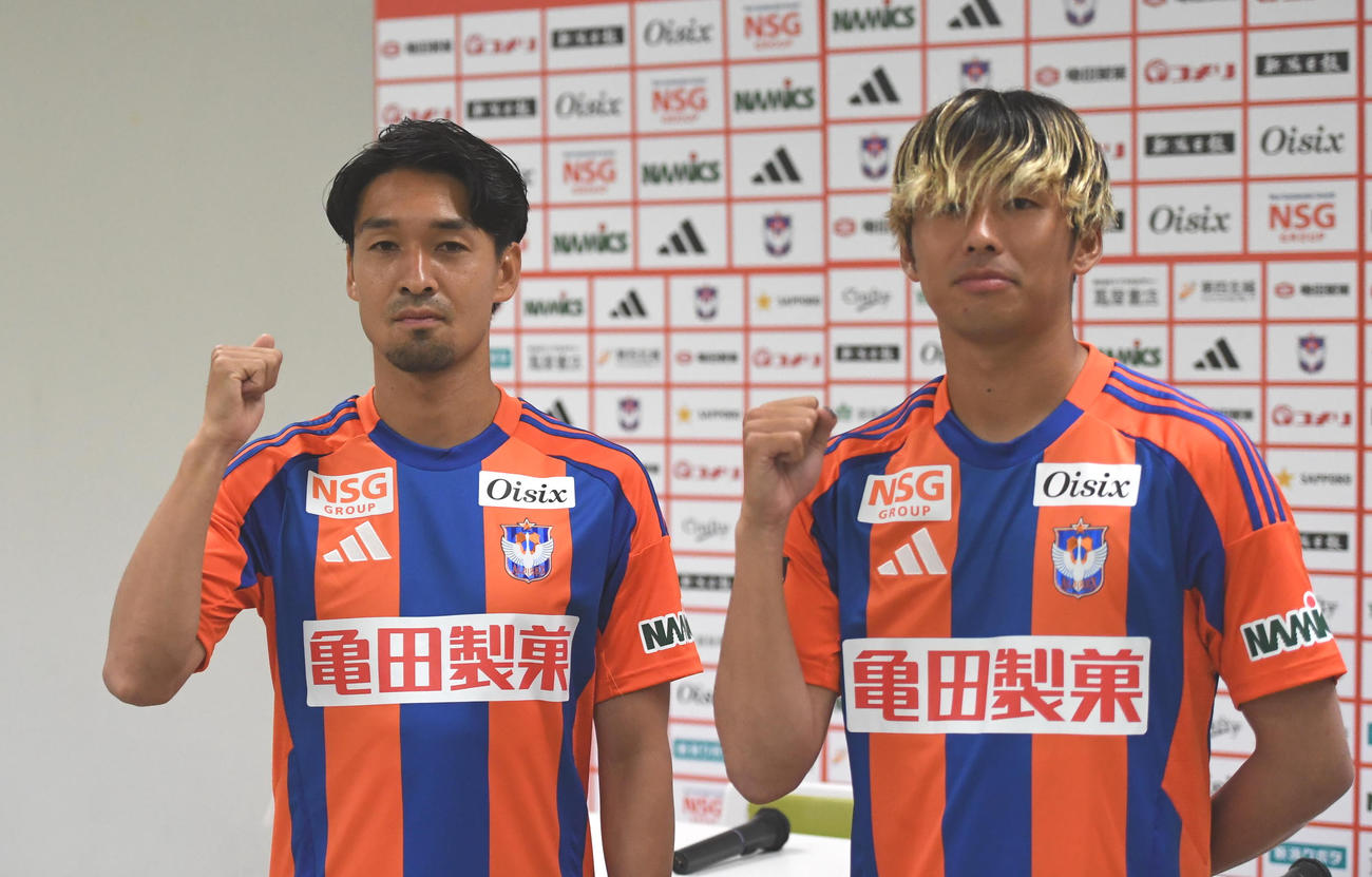 完全移籍で新潟に新加入した白井永地（左）と舩木翔