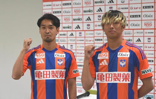 完全移籍で新潟に新加入した白井永地（左）と舩木翔