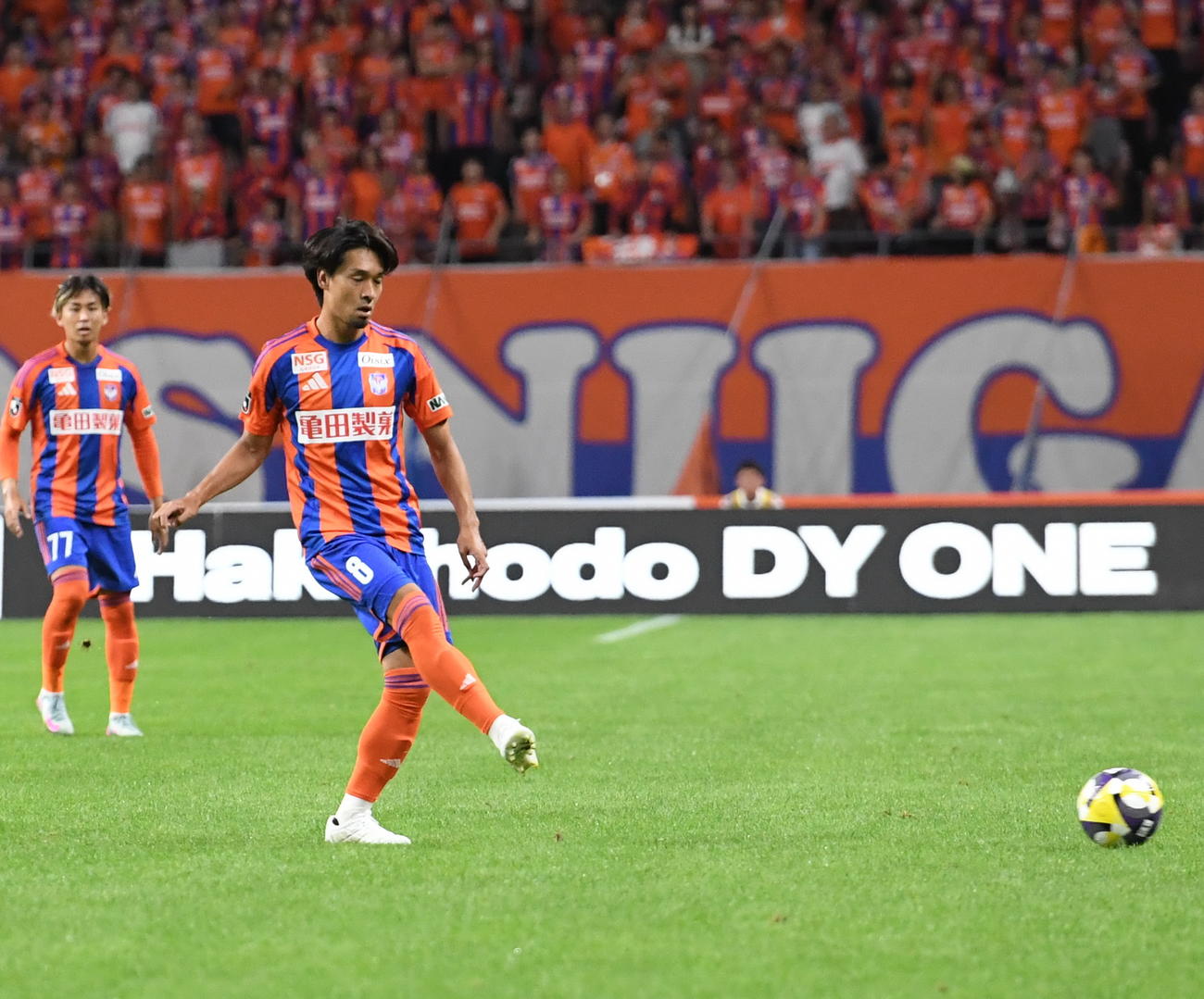 パスを出す新潟・白井（2025年8月16日撮影・小林忠）