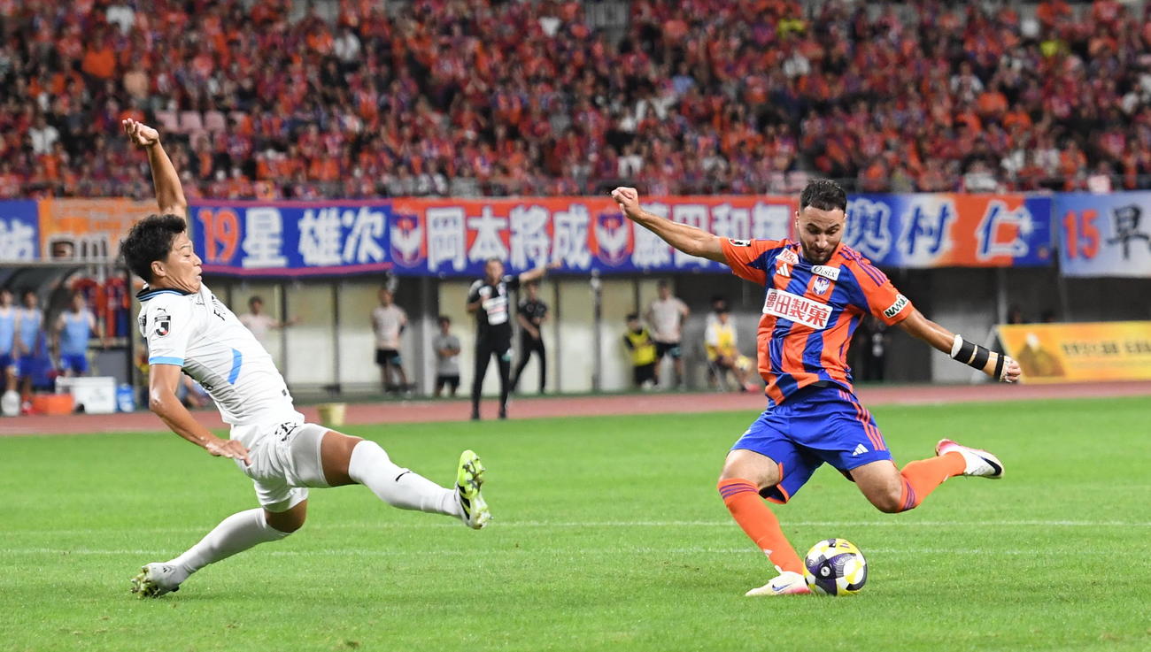 シュートを放つ新潟・ブーダ（右）（2025年8月16日撮影・小林忠）