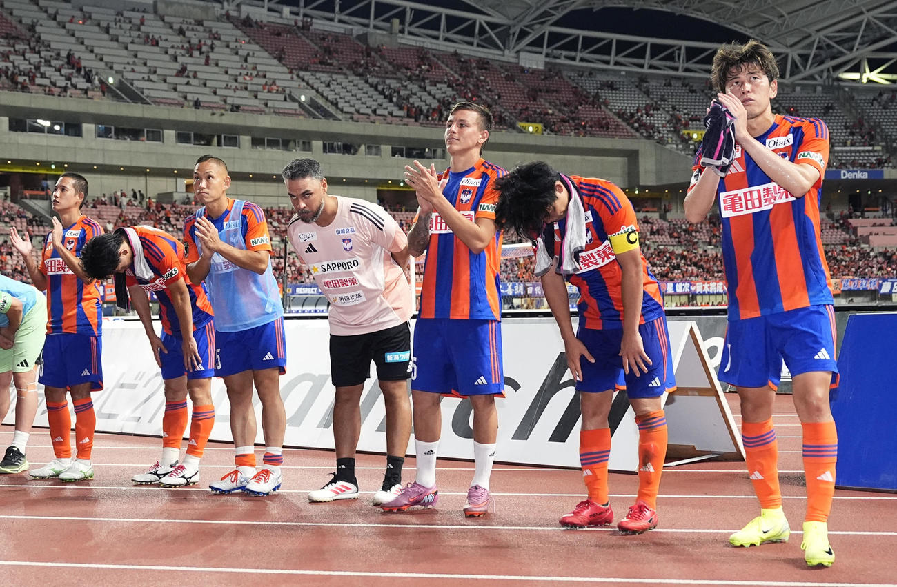 川崎と引き分け、サポーターにあいさつする新潟の選手たち（共同）