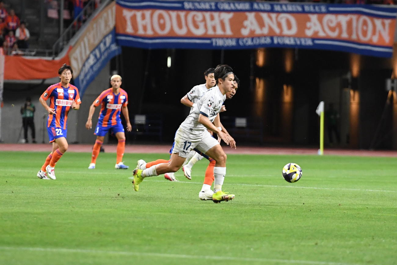 新潟対清水　ドリブルする清水・弓場（手前）