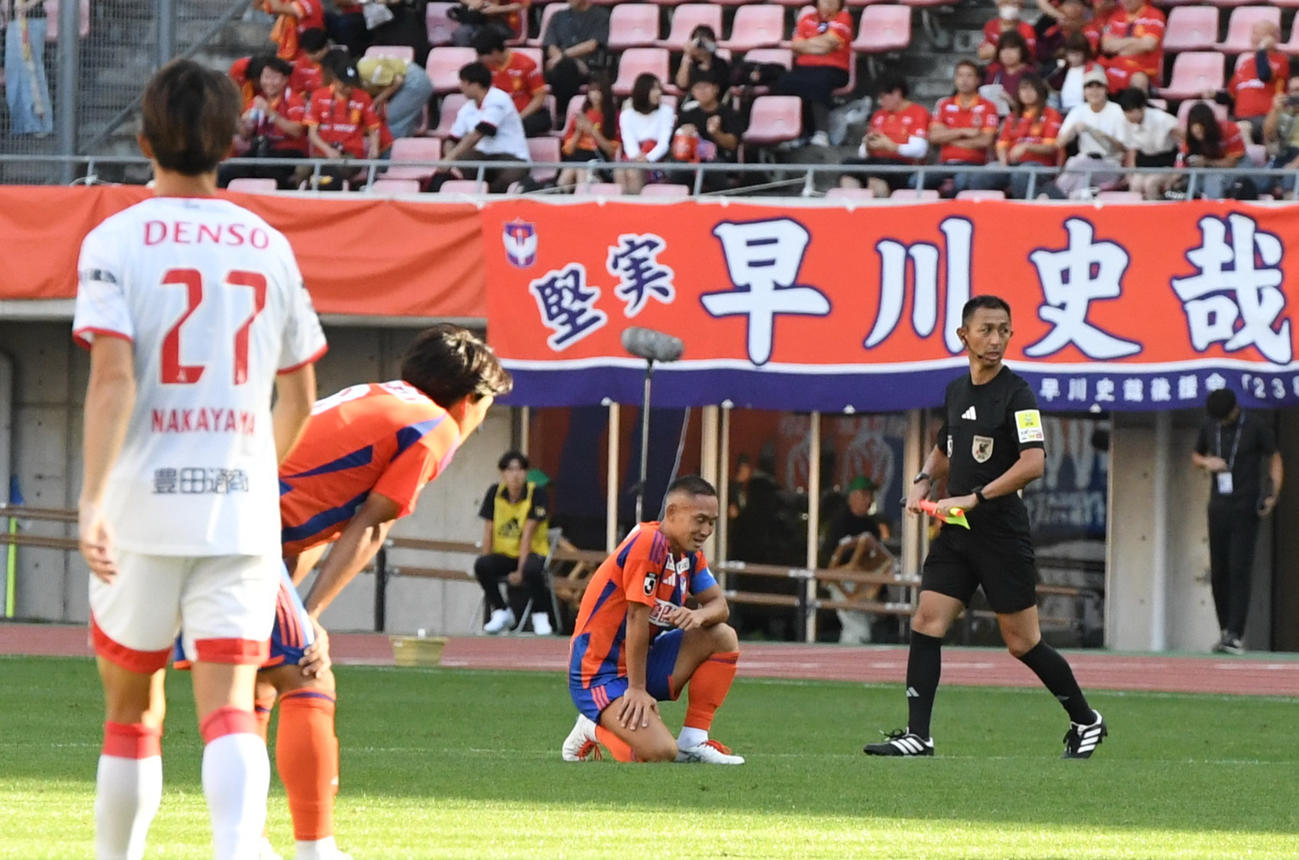 名古屋戦で勝ち点3を奪えず、ガックリと膝をつく新潟・早川（中央）（撮影・小林忠）