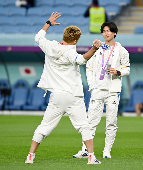 日本対クロアチア　試合前、ピッチを確認する南野（右）と堂安（撮影・横山健太）