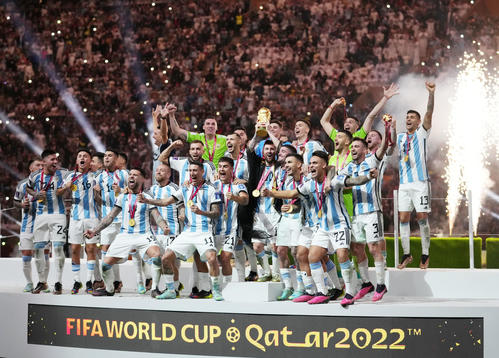 サッカーW杯カタール大会　優勝を果たし歓喜するアルゼンチンイレブン（2022年12月18日撮影）