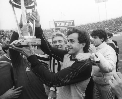 1985年12月、トヨタカップ　PK戦を制しヨーロッパ勢に初の優勝をもたらし喜ぶユベントス・イレブン。カップを掲げるのはミシェル・プラティニ