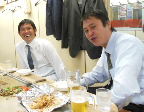 広島市内の飲食店で満面の笑みを見せる森保（左）と市原（敬称略）