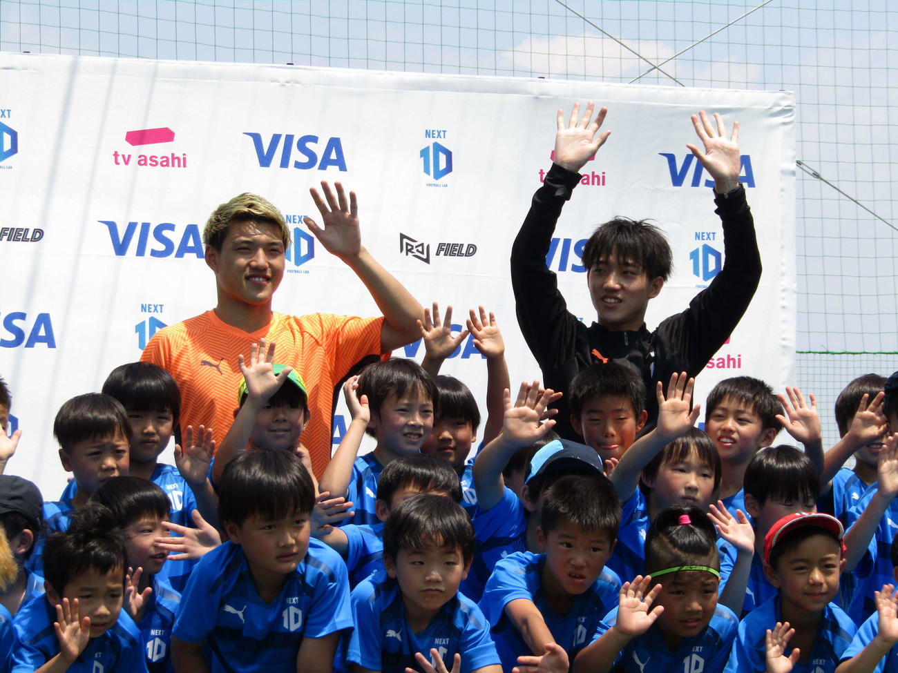 今年5月、堂安律（後方左）は兄憂さん（同右）とともにサッカースクールで子どもたちを指導した