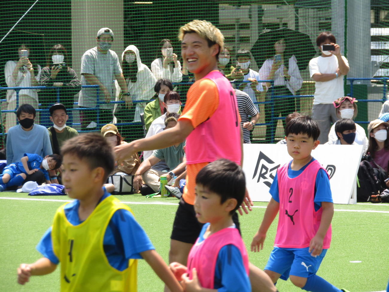 22年5月、堂安律（中央）は故郷尼崎市でサッカースクールを始めた
