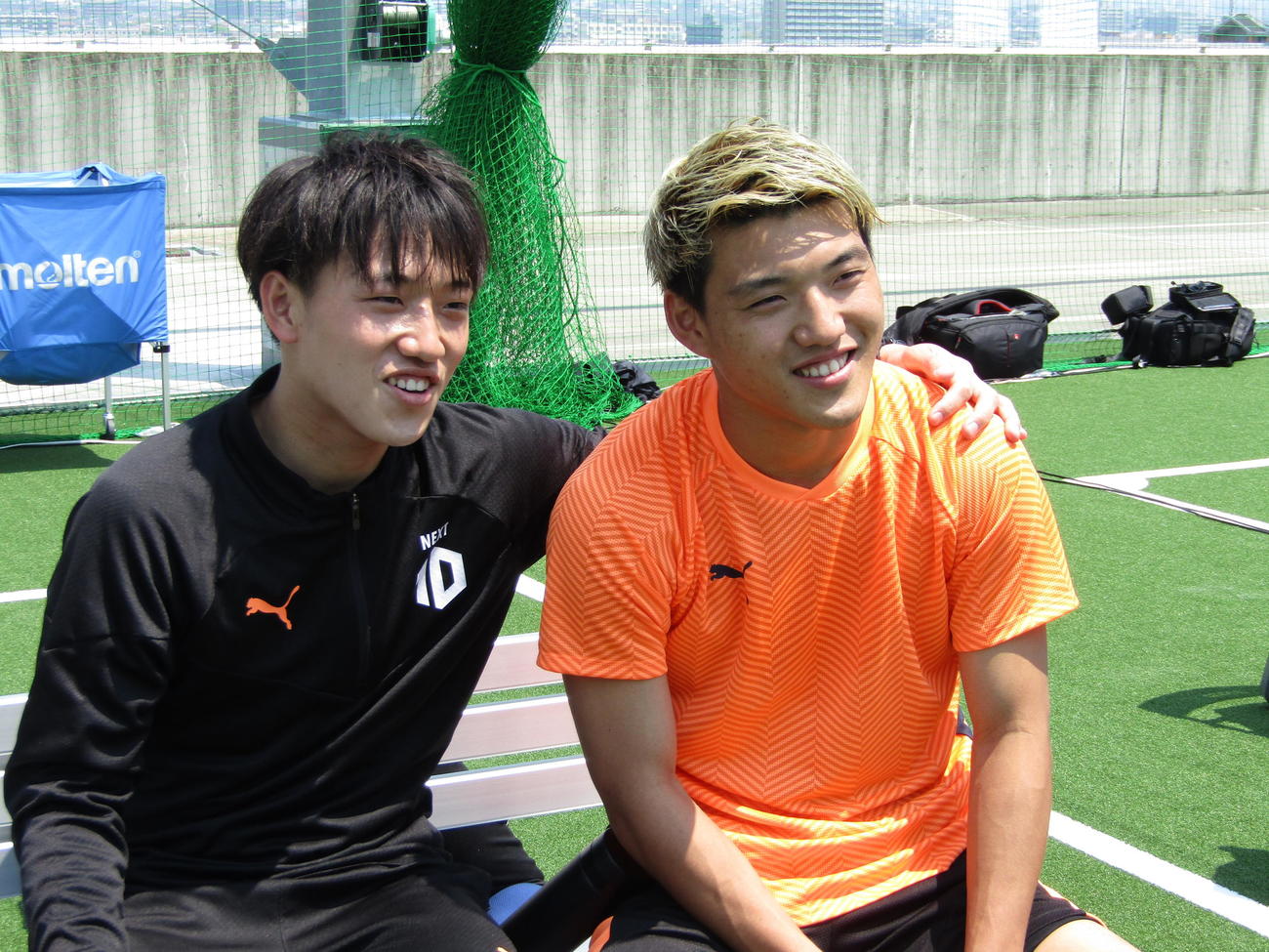 堂安律（右）と兄憂さんは2人で故郷尼崎市でサッカースクールを始めた