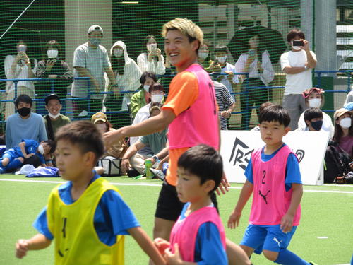 22年5月、堂安律（中央）は故郷尼崎市でサッカースクールを始めた