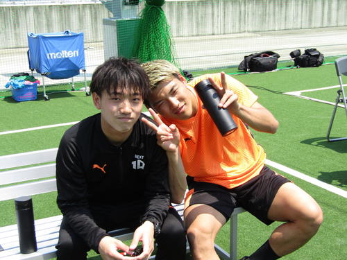 堂安律（右）と兄憂さんは2人で故郷尼崎市でサッカースクールを始めた