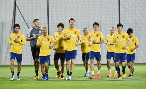 ランニングをする吉田（左から5人目）ら日本代表の選手たち（撮影・横山健太）