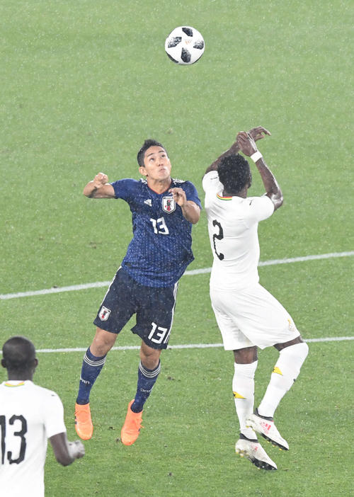 日本対ガーナ 後半、ハイボールを競り合う武藤(撮影・山崎安昭)