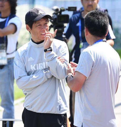 セネガル戦から一夜明け、、練習を前に西野監督はＵ－１９日本代表のスタッフと談笑する（撮影・山崎安昭）