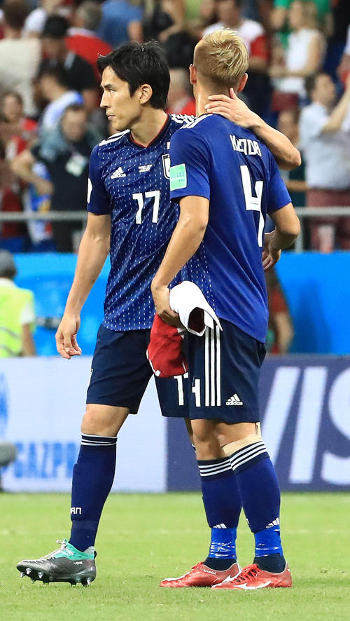 日本対ベルギー 試合後、本田(右)をねぎらう長谷部(撮影・江口和貴)