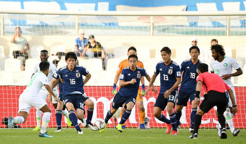 日本対サウジアラビア 後半、懸命に守備をしシュートコースをつぶす日本代表の選手たち(撮影・横山健太)