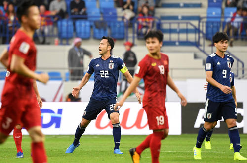 ベトナム戦の前半、VARでノーゴールになるがすぐに切り替え選手たちに声をかける吉田(撮影・横山健太)