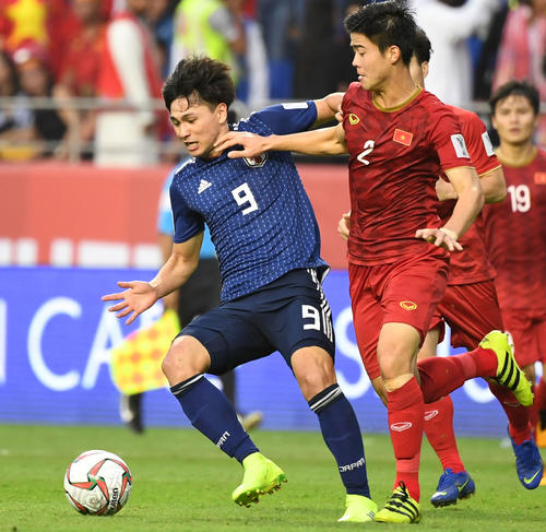 ベトナム戦で競り合う南野拓実(撮影・横山健太)