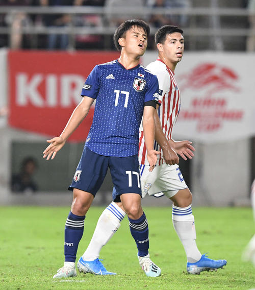日本対パラグアイ　後半、シュートを外し悔しがるMF久保建英（撮影・鈴木みどり）