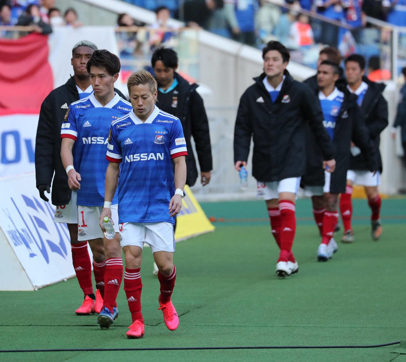 横浜対G大阪　試合に敗れ厳しい表情で引き揚げるFW仲川（手前）ら横浜の選手たち（撮影・垰建太）