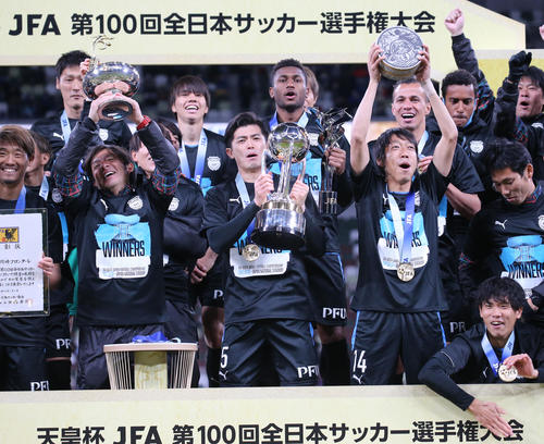 川崎F対G大阪　表彰台の上で喜ぶ、左から川崎F鬼木監督、DF谷口、MF中村（代表撮影）
