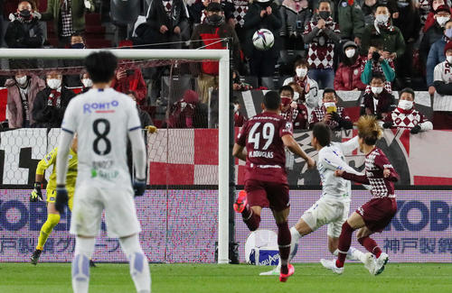 神戸対G大阪　後半、神戸MF古橋（右から2人目）はループシュートで先制ゴールを決める（撮影・宮崎幸一）