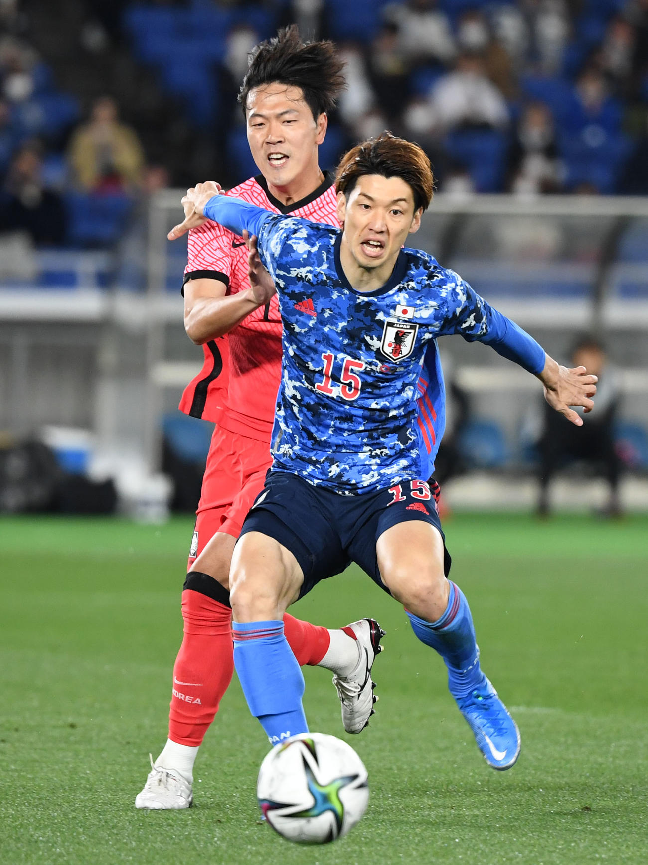 日本対韓国　前半、競り合う大迫（撮影・横山健太）