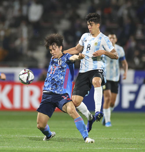 U－24国際親善試合　日本対アルゼンチン　前半、競り合う田中碧（左）（撮影・清水貴仁）