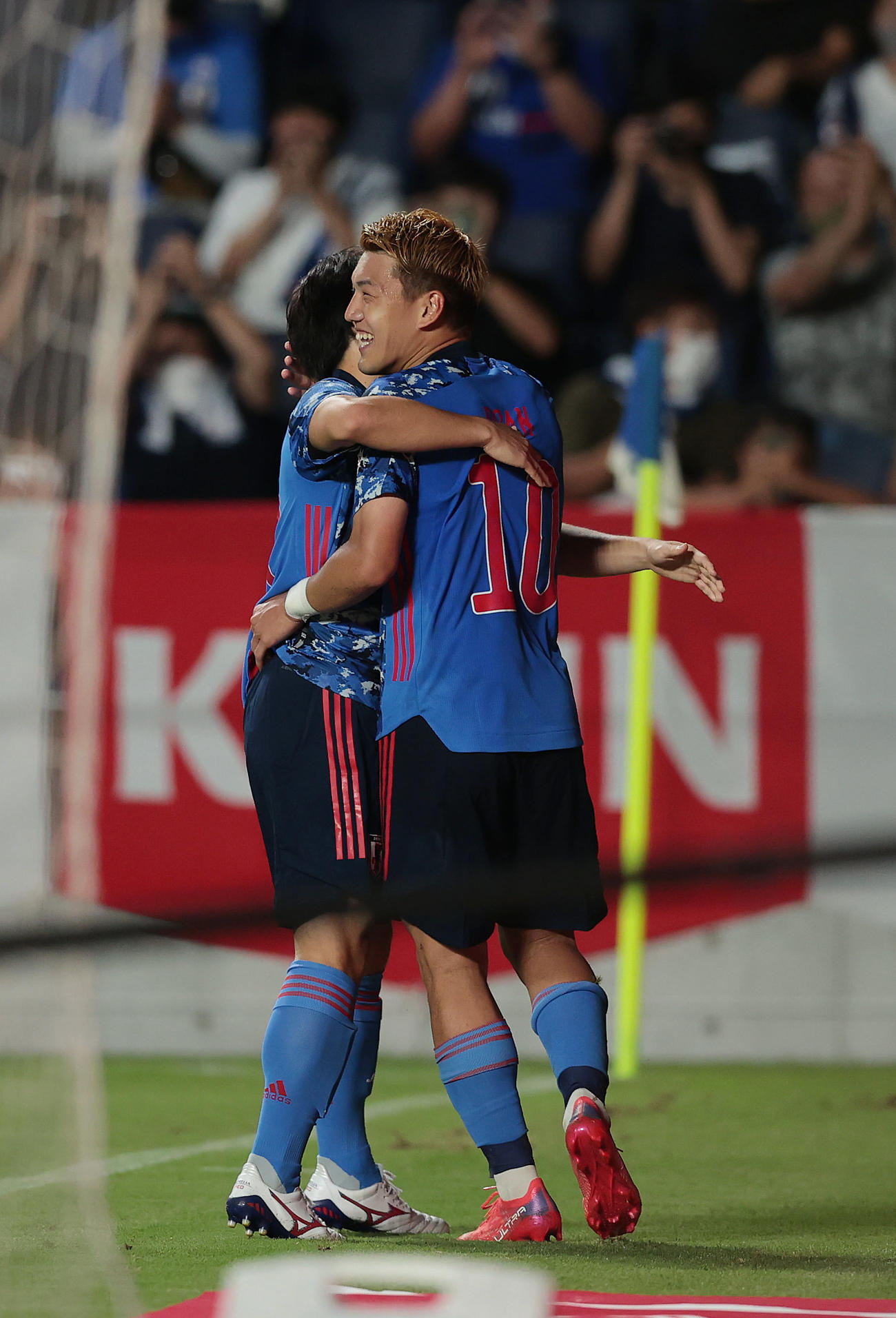 U－24日本対U－24ホンジュラス　後半、ゴールを決めアシストした相馬（左）と抱き合って喜ぶ堂安（撮影・前田充）