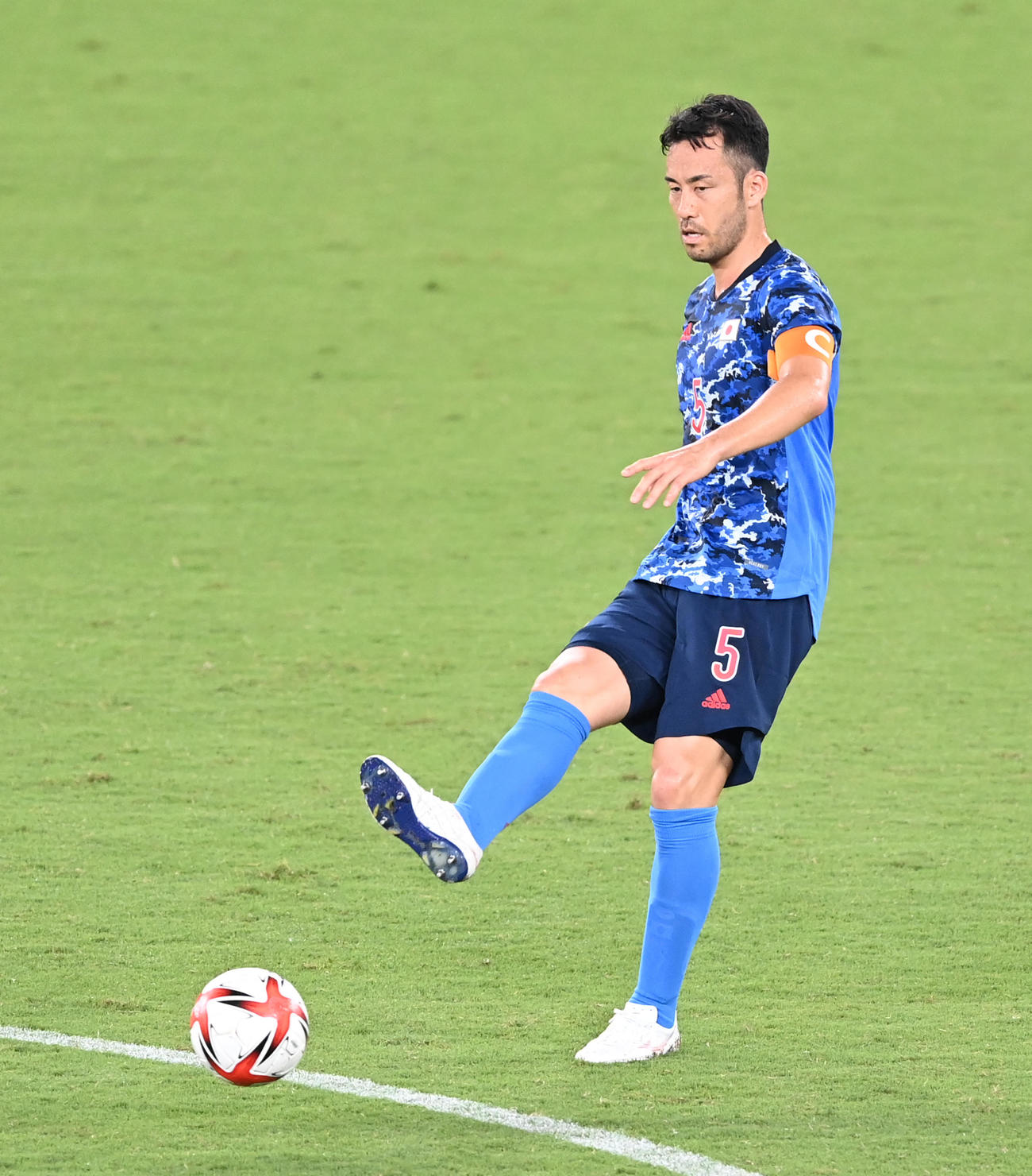 日本対南アフリカ　前半、パスを出す吉田（撮影・鈴木みどり）