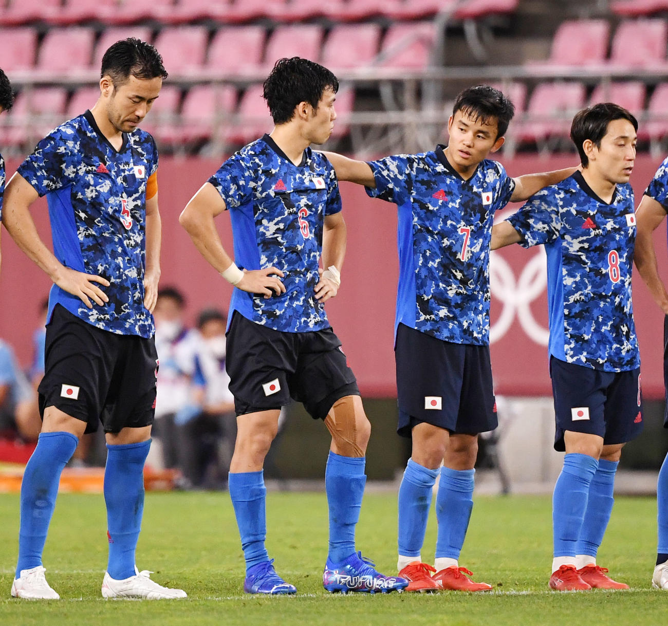 日本対ニュージーランド　PK戦前、率先して肩を組む久保（右から2人目）（撮影・横山健太）